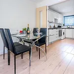 City Centre Townhouse - 3 Bedrooms - Garage - Parking - Top Rated