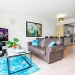 City Centre Townhouse - 3 Bedrooms - Garage - Parking - Top Rated