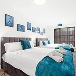 Ebra Stays - Choice Of 2 Or 3 Individual Beds - Luxury New Build Apartment ✪ City Centre, Digbeth ✓ Smart Tv\'S & Large Corner Sofa -