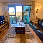 Swanky Central Apartment With Free Wifi
