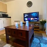Swanky Central Apartment With Free Wifi