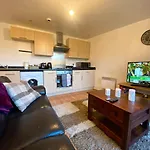 Swanky Central Apartment With Free Wifi