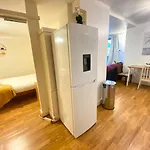 Swanky Central Apartment With Free Wifi