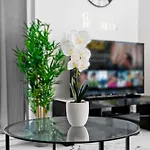Luxury Apartment 2 Bed 2 Bath- City Centre - Netflix - Wifi - On-Street Parking
