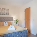 Steps Away From New Street Station & 2 Beds & 2 Baths Flat At City Center