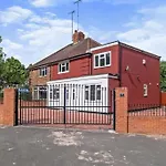 Cozy Home 4 Bed Semi-Detatched