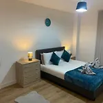 Deluxe Central Apartment - Fast Wifi- Utilitia Arena - Icc - Sea Life Centre