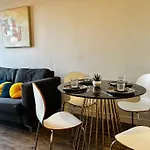 Exclusive Deals L Spacious 2Bed 2Bath - Free Parking & Netflix Jvt Short Lets