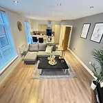 Modern Two Bedroom Apartment Birmingham City Centre - 2 Bathrooms - Sleeps 6 Guests - Free Underground Parking - Fast Speed Internet