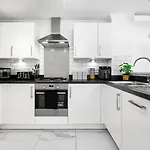 Spacious, Cosy Townhouse With Allocated Parking In Centre