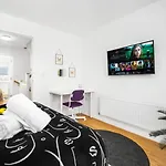 Spacious, Cosy Townhouse With Allocated Parking In Centre