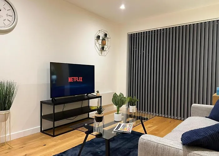 Modern And Cozy Apartment By Blue Stays
