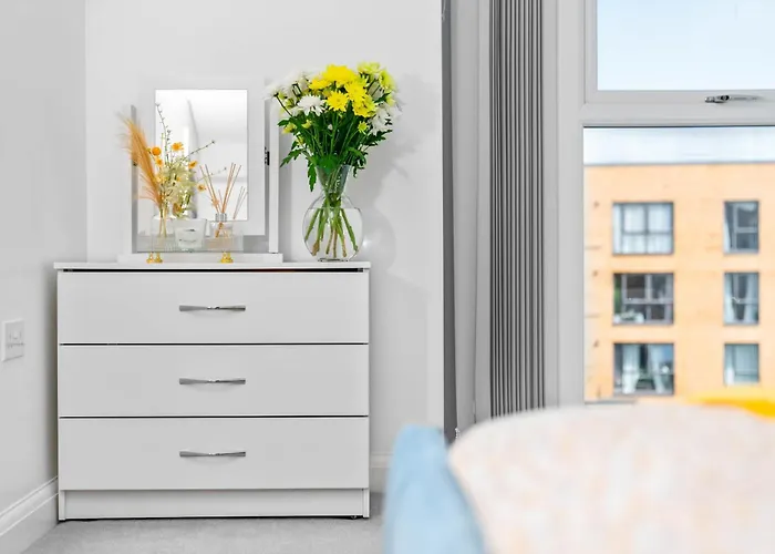 Luxury Apartment 2 Bed 2 Bath- City Centre - Netflix - Wifi - On-Street Parking