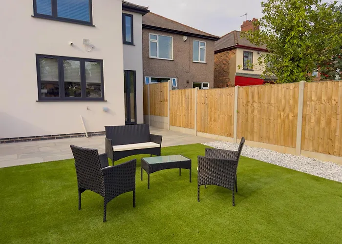Large Stylish House Close To Birmingham City Centre