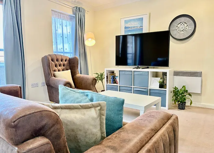 Steps Away From New Street Station & 2 Beds & 2 Baths Flat At City Center
