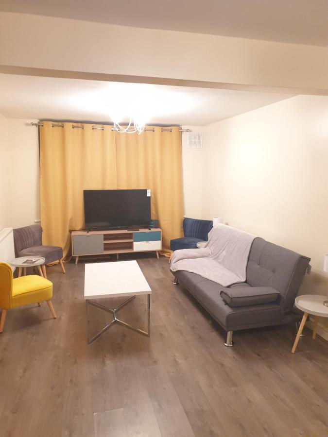 A Modern North Stylish 3 Bedroom 4 Bed House By Be More Homely Serviced & Will Sleep 6 Free Parking & Wifi Holiday home Birmingham