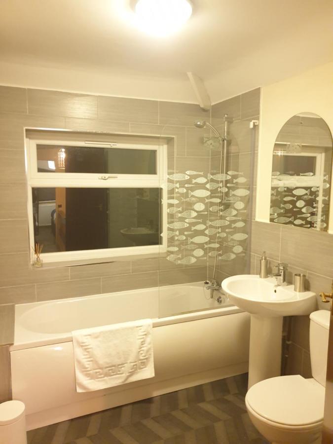 A Modern North Stylish 3 Bedroom 4 Bed House By Be More Homely Serviced & Will Sleep 6 Free Parking & Wifi * Birmingham