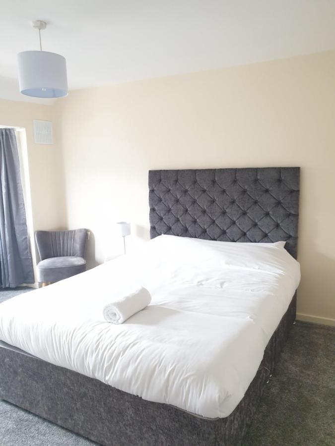 A Modern North Stylish 3 Bedroom 4 Bed House By Be More Homely Serviced & Will Sleep 6 Free Parking & Wifi * Birmingham