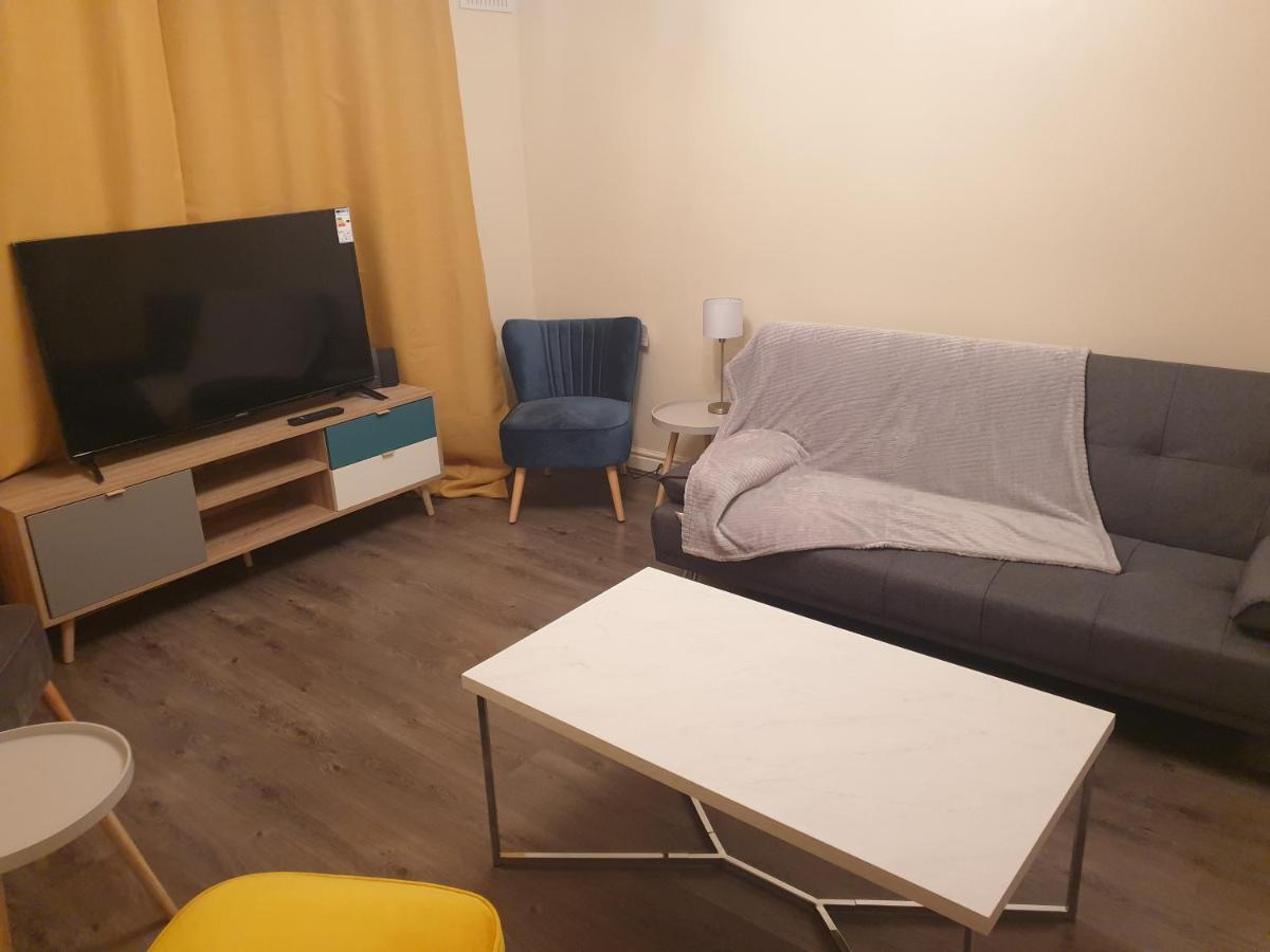 A Modern North Stylish 3 Bedroom 4 Bed House By Be More Homely Serviced & Will Sleep 6 Free Parking & Wifi *
