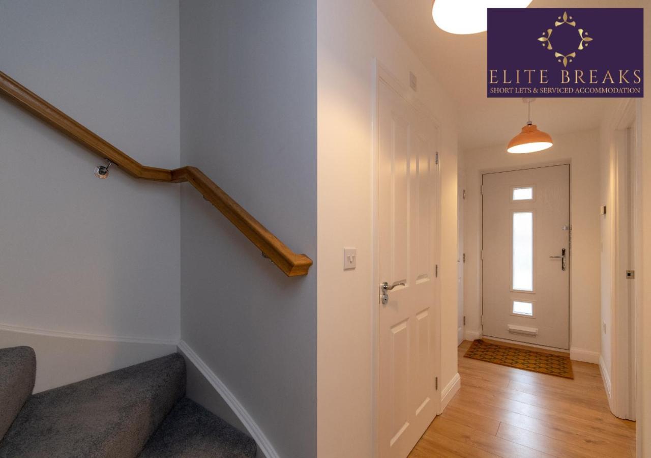 Central 4 Bed House By Elite Breaks Serviced With Free Parking Sleeps Upto 8 Holiday home *