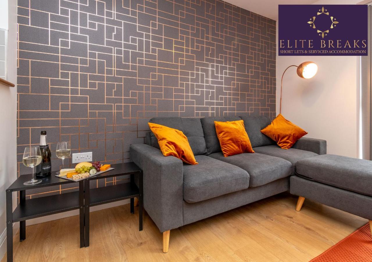 Central 4 Bed House By Elite Breaks Serviced With Free Parking Sleeps Upto 8 Holiday home
