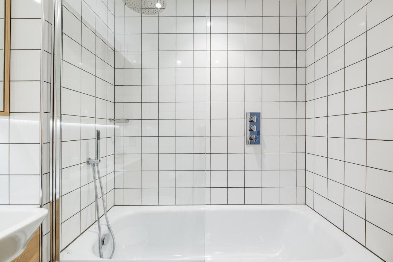 Ebra Stays - Choice Of 2 Or 3 Individual Beds - Luxury New Build ✪ Centre, Digbeth ✓ Smart Tv's & Large Corner Sofa - Apartment *
