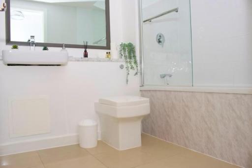 Lovely 2-bedroom With A Free Parking Apartment *