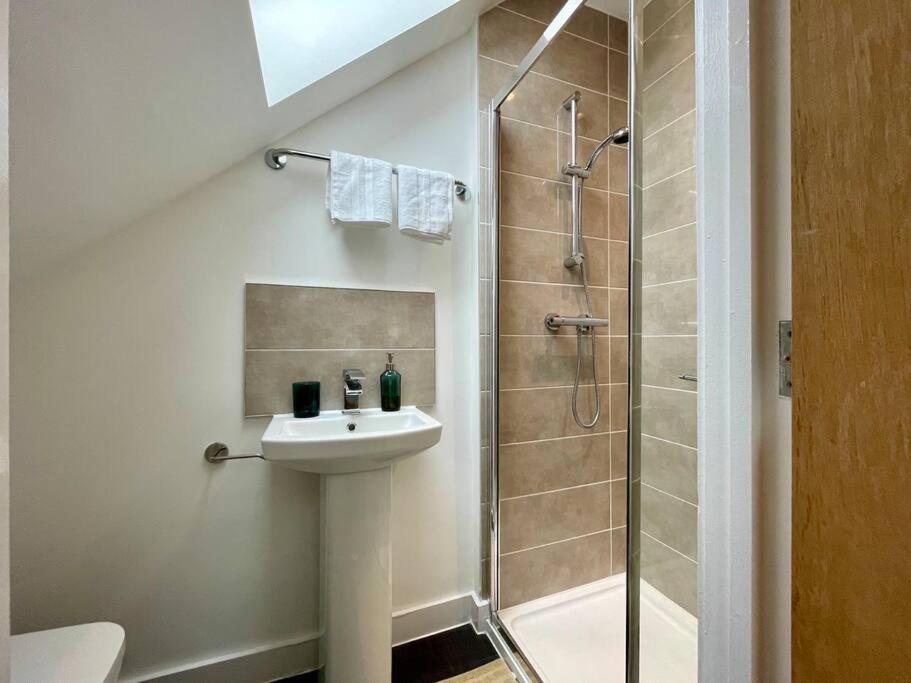 Big Modern House - 15min To Nec - Sleeps 10 *