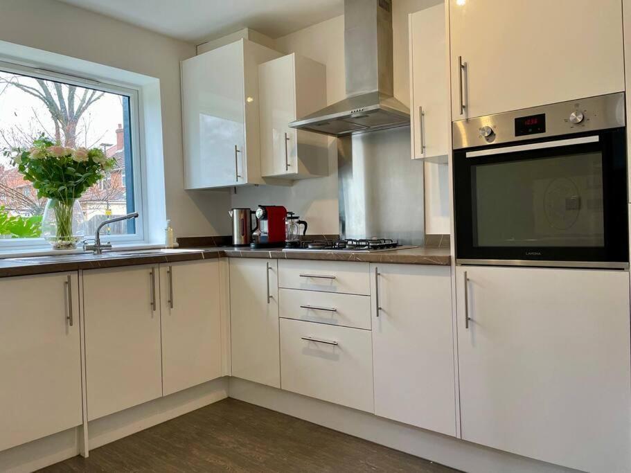 Big Modern House - 15min To Nec - Sleeps 10 Holiday home