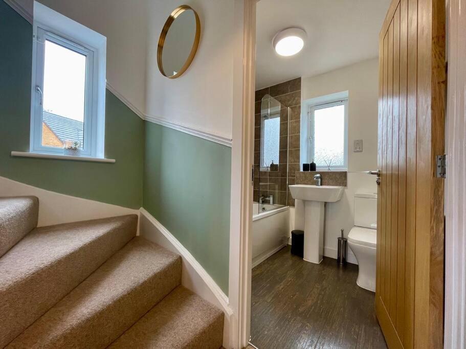 Big Modern House - 15min To Nec - Sleeps 10 Holiday home
