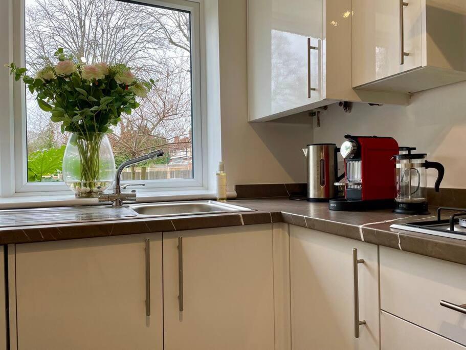 Big Modern House - 15min To Nec - Sleeps 10 *