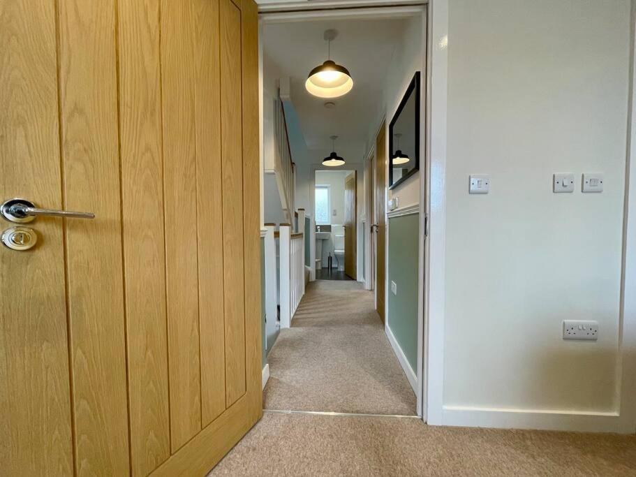 Big Modern House - 15min To Nec - Sleeps 10 *