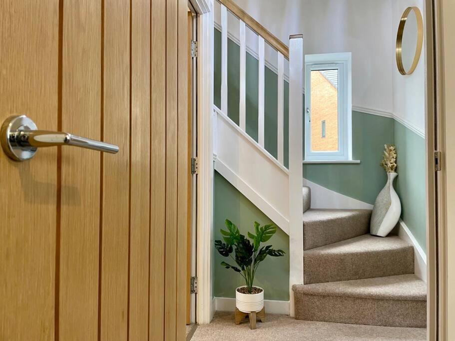 Big Modern House - 15min To Nec - Sleeps 10