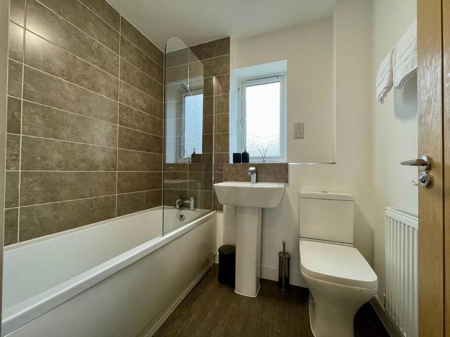 Big Modern House - 15min To Nec - Sleeps 10 *