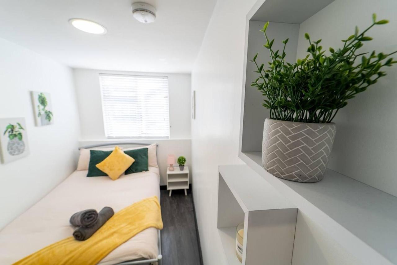Large Available On First Floor! * Birmingham