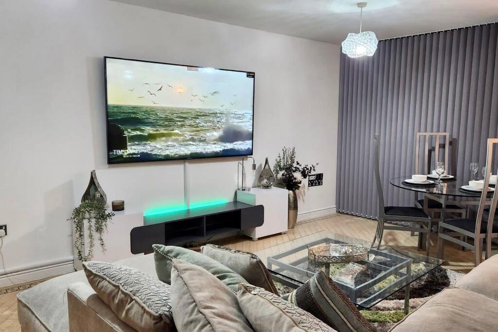 Stylish 2 Bed/bath Apartment