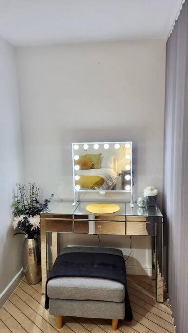 Stylish 2 Bed/bath Apartment *