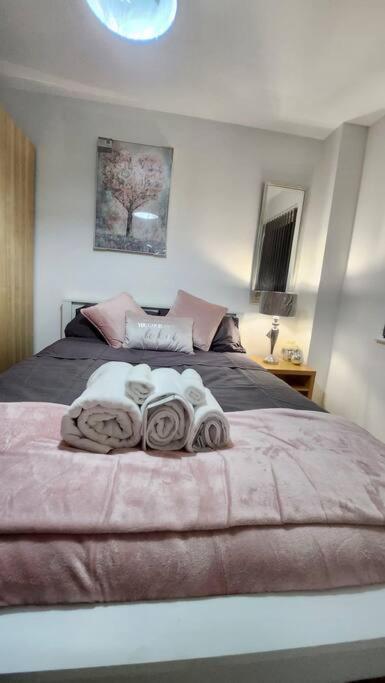 Stylish 2 Bed/bath Apartment *