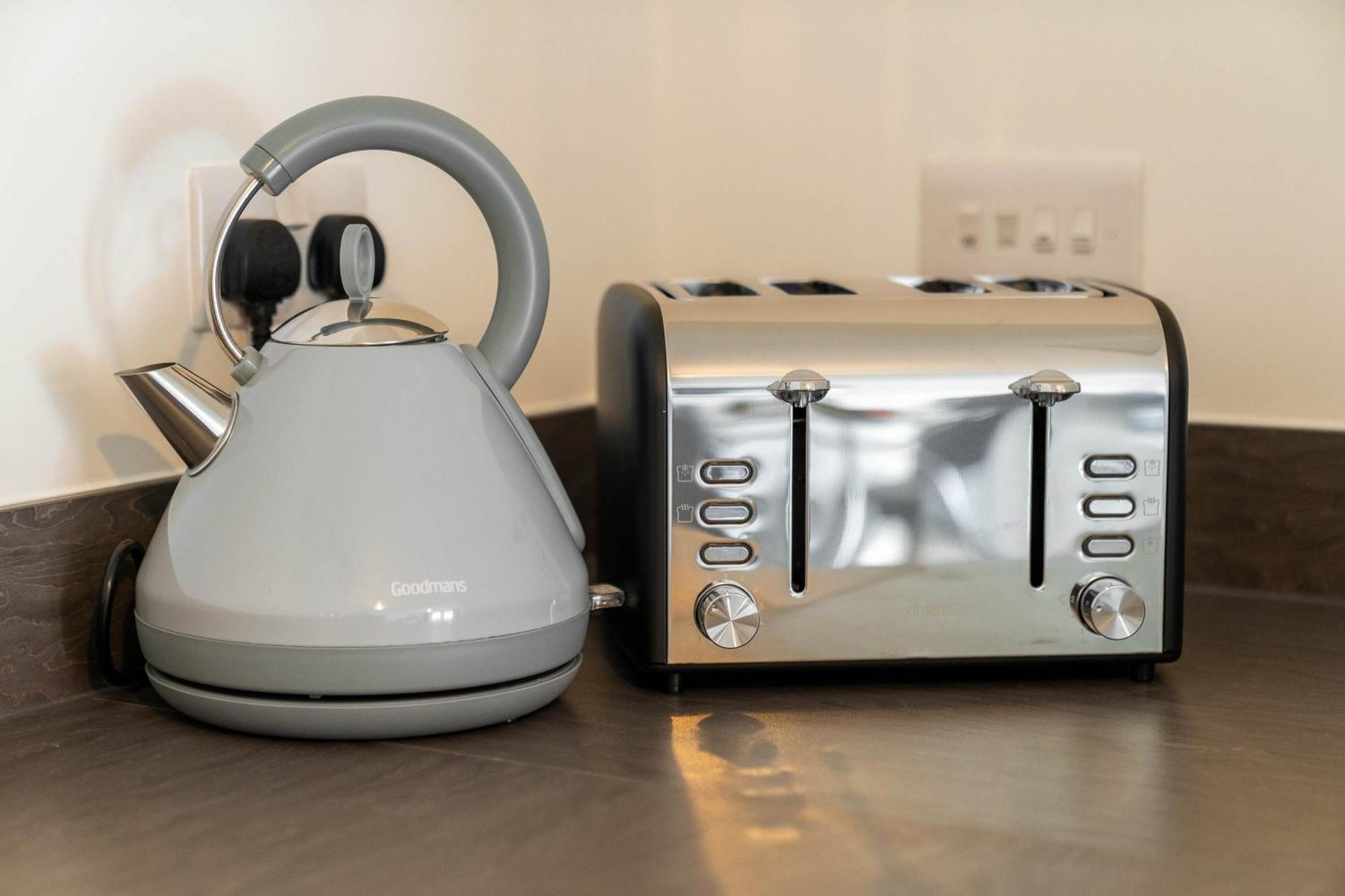 Luxury - Twin Beds - Selly Oak - Off-street Parking - Free Netflix & Wifi - Rated 9cc *
