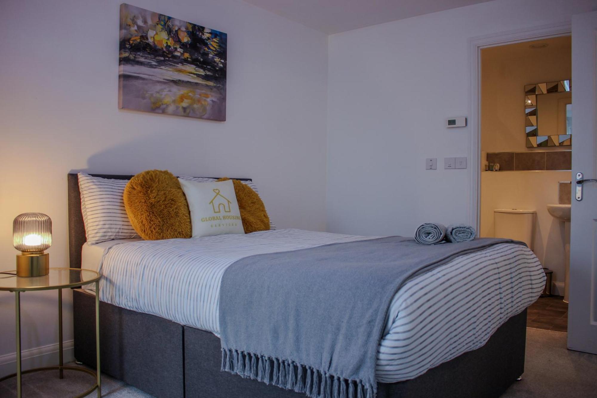Luxury 2 Bed 2 Bath- City Centre - Netflix - Wifi - On-street Parking