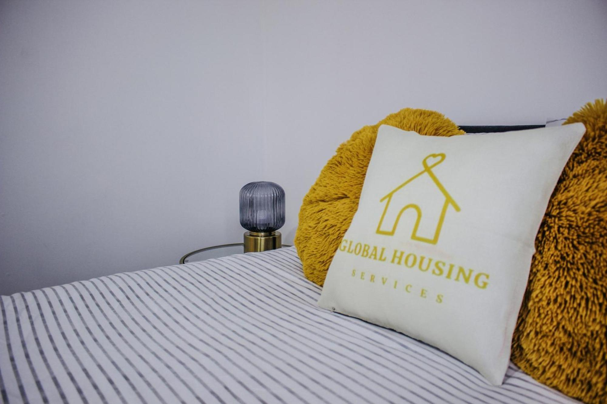 Luxury 2 Bed 2 Bath- City Centre - Netflix - Wifi - On-street Parking