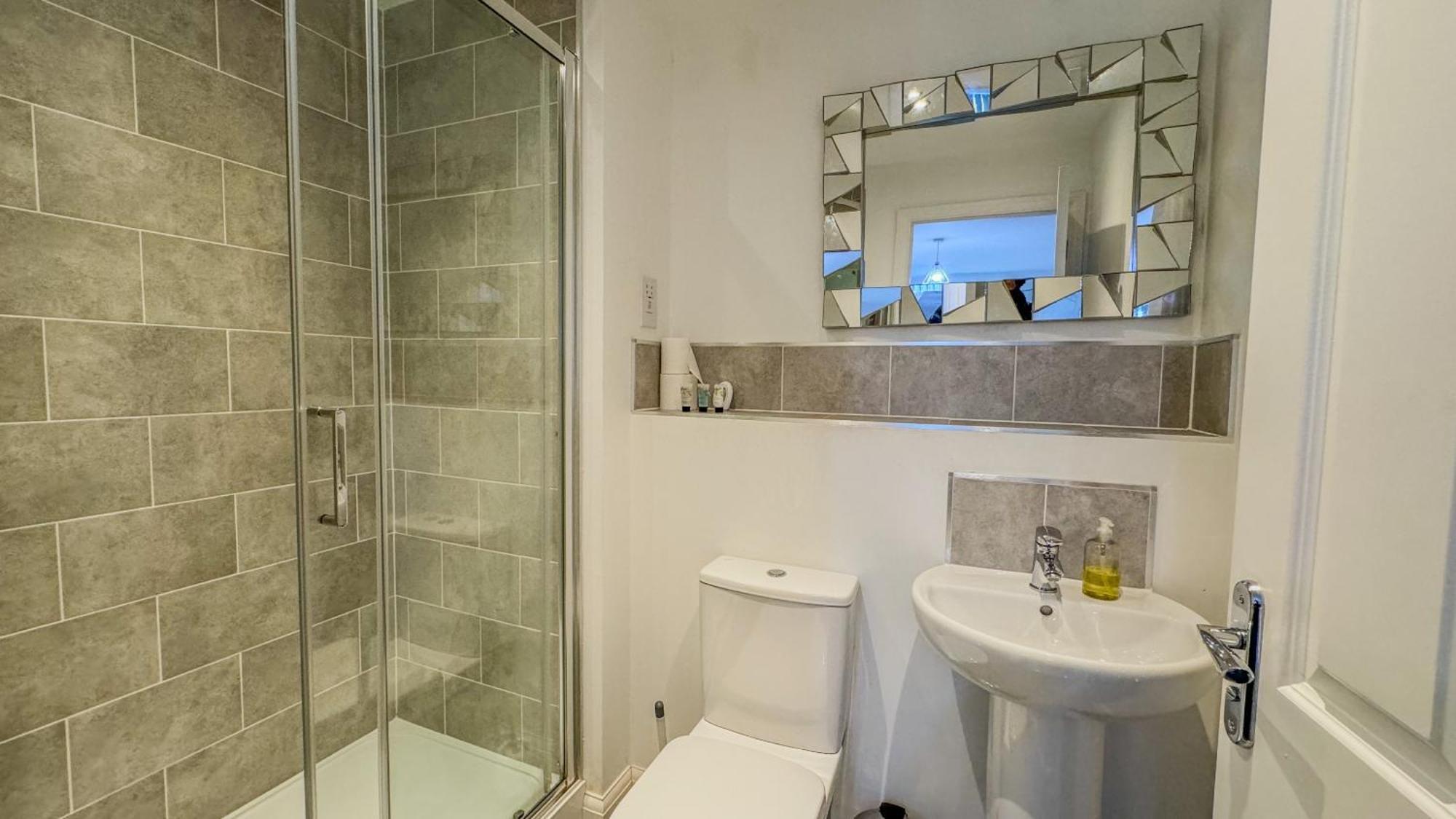 Luxury 2 Bed 2 Bath- City Centre - Netflix - Wifi - On-street Parking Apartment