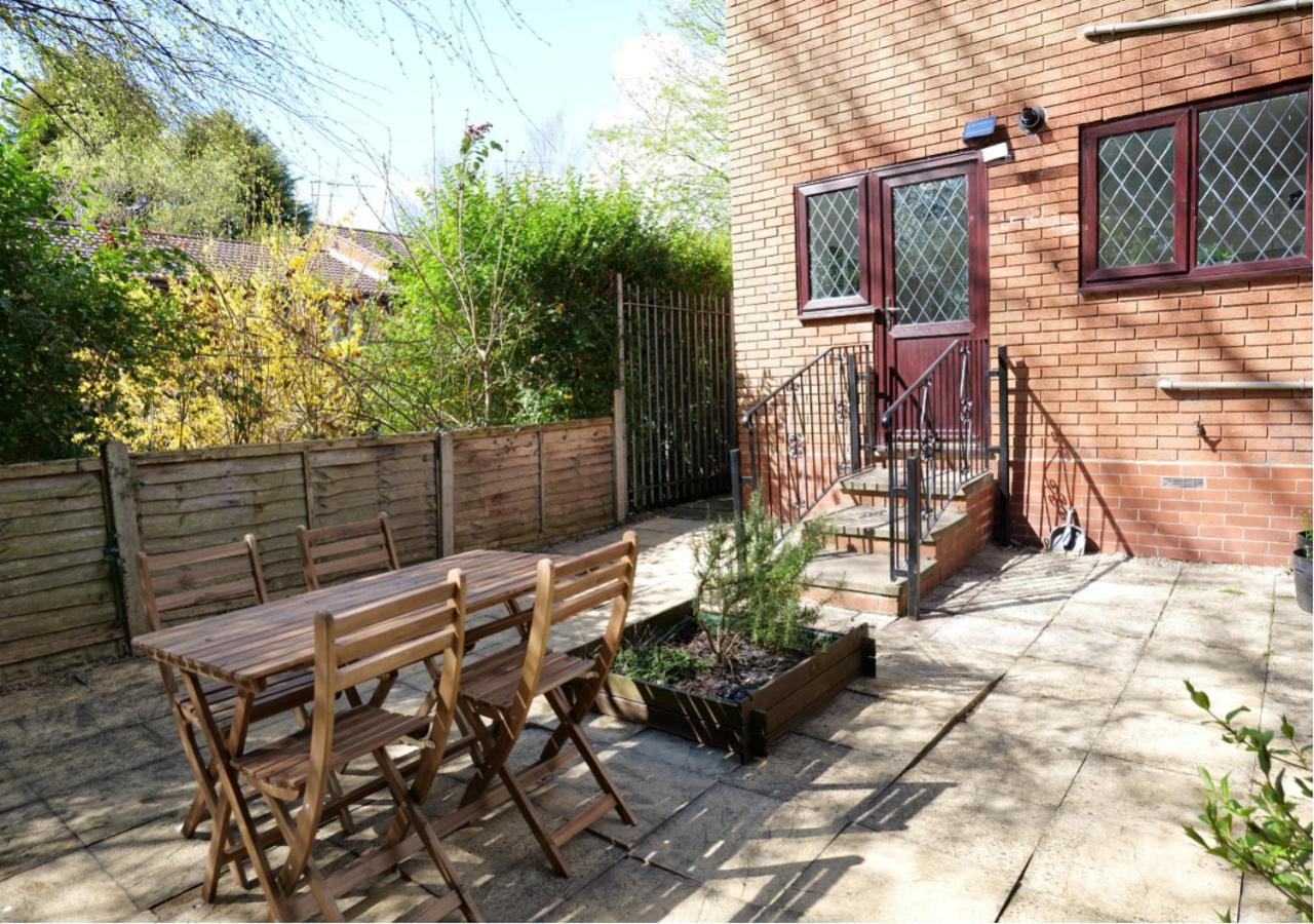 Modern Spark With Parking, Garden, Wi-fi Holiday home Birmingham