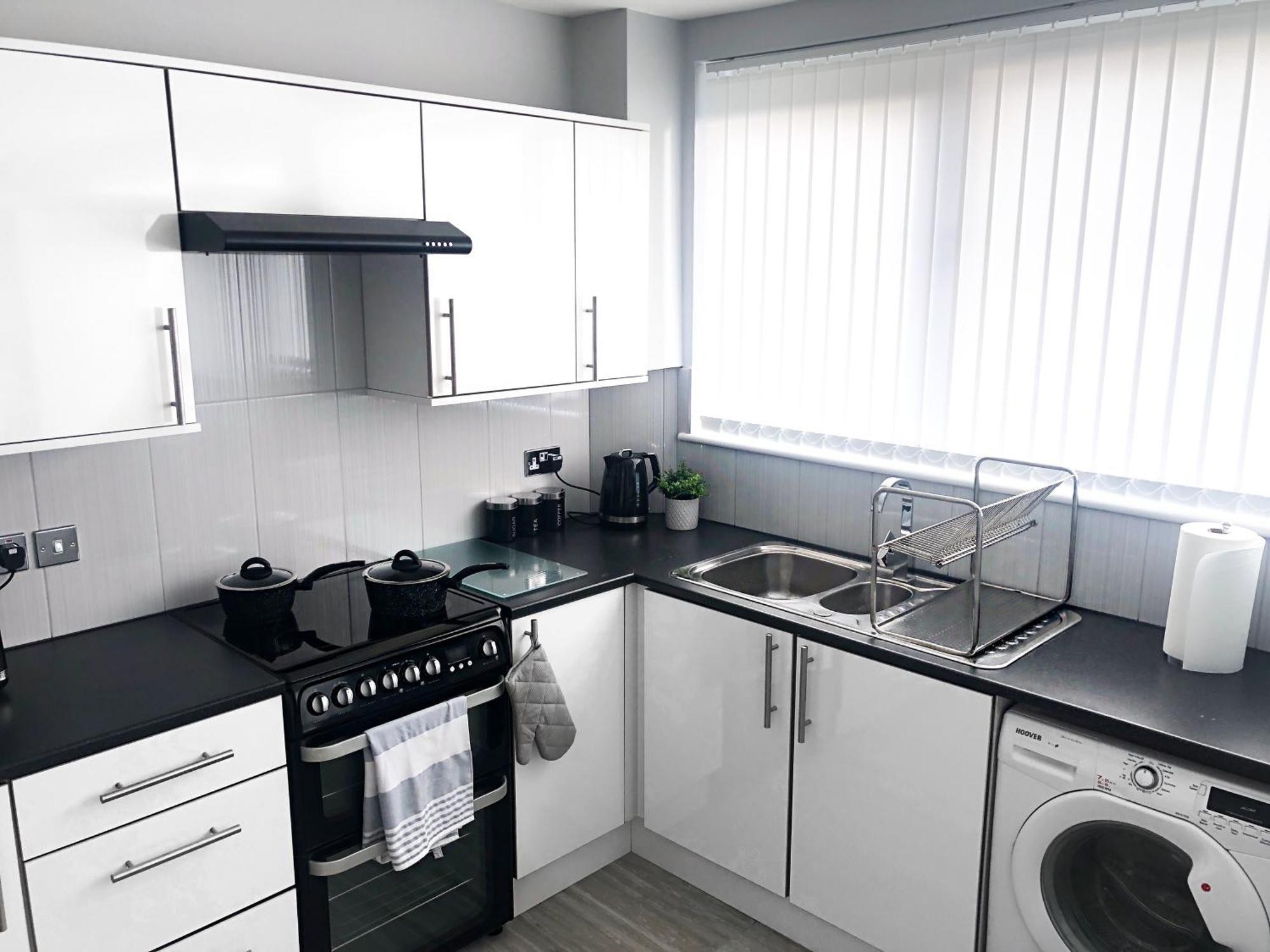 Contemporary And Cosy Apartment- Free Parking & Wi-fi Apartment *
