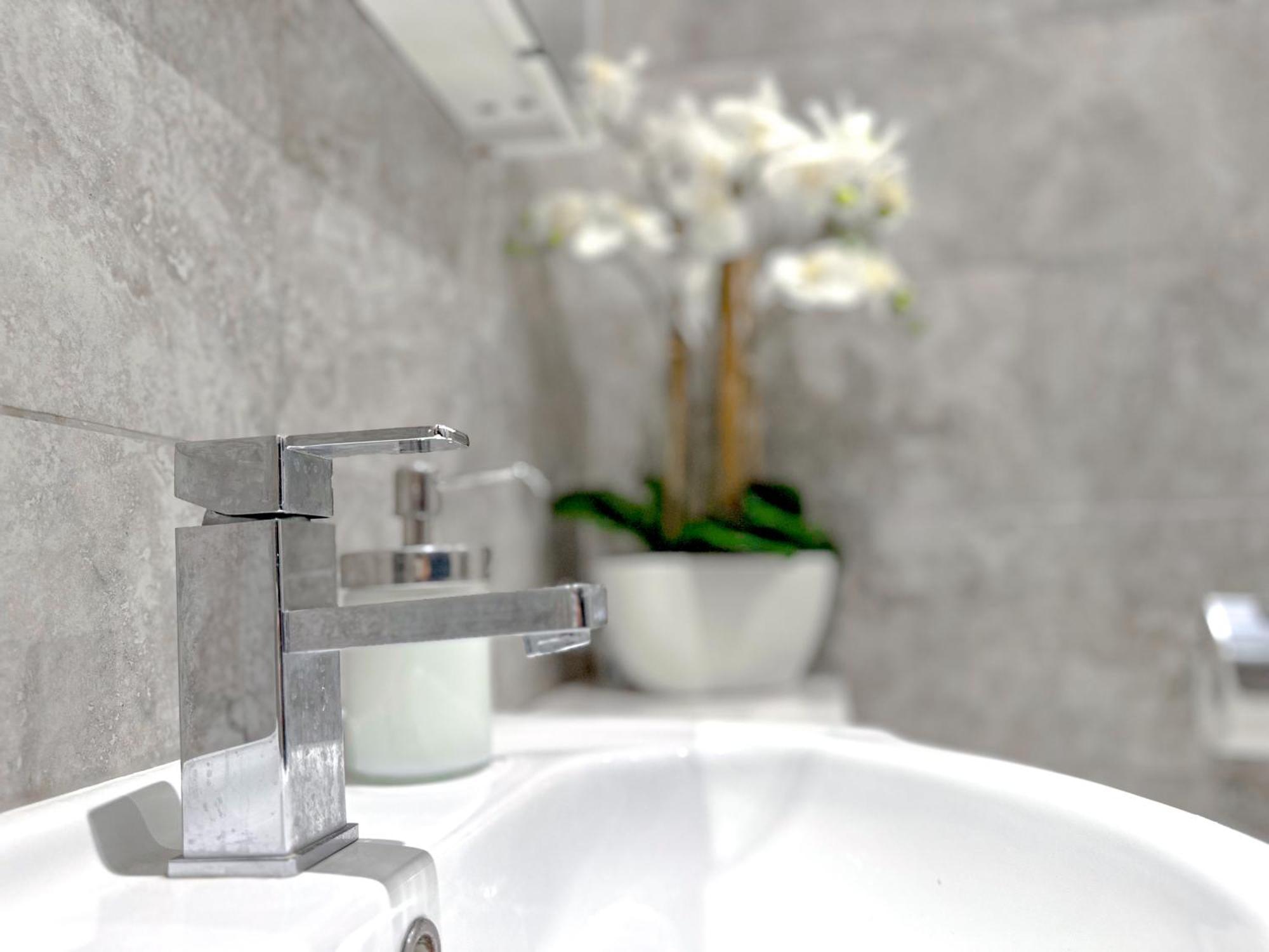 Apartment Contemporary And Cosy Apartment- Free Parking & Wi-fi *