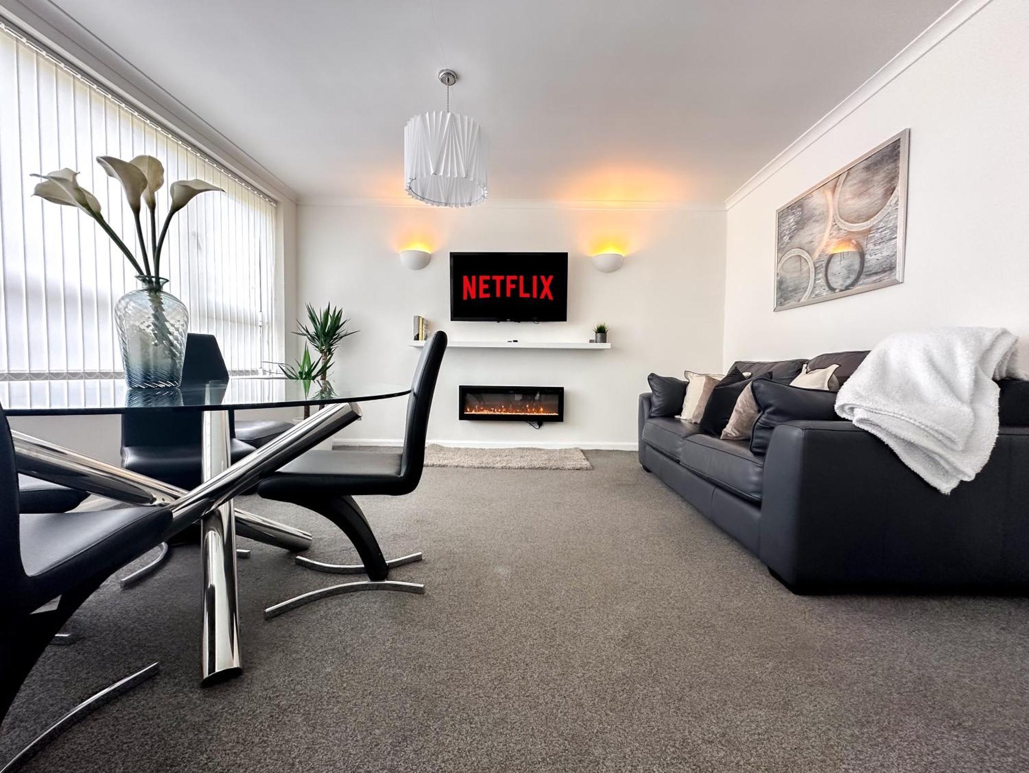 Contemporary And Cosy Apartment- Free Parking & Wi-fi
