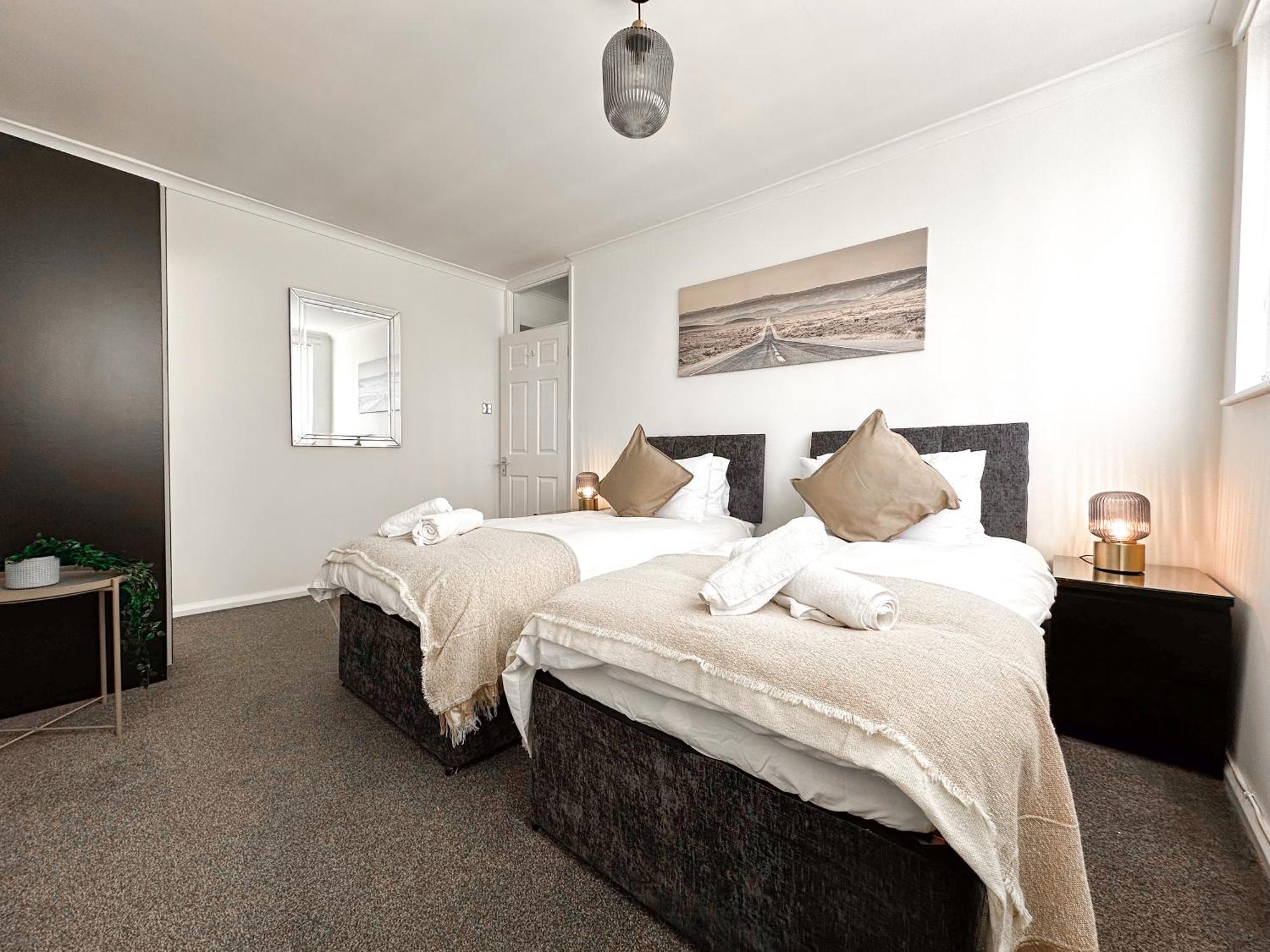 Contemporary And Cosy Apartment- Free Parking & Wi-fi Apartment *