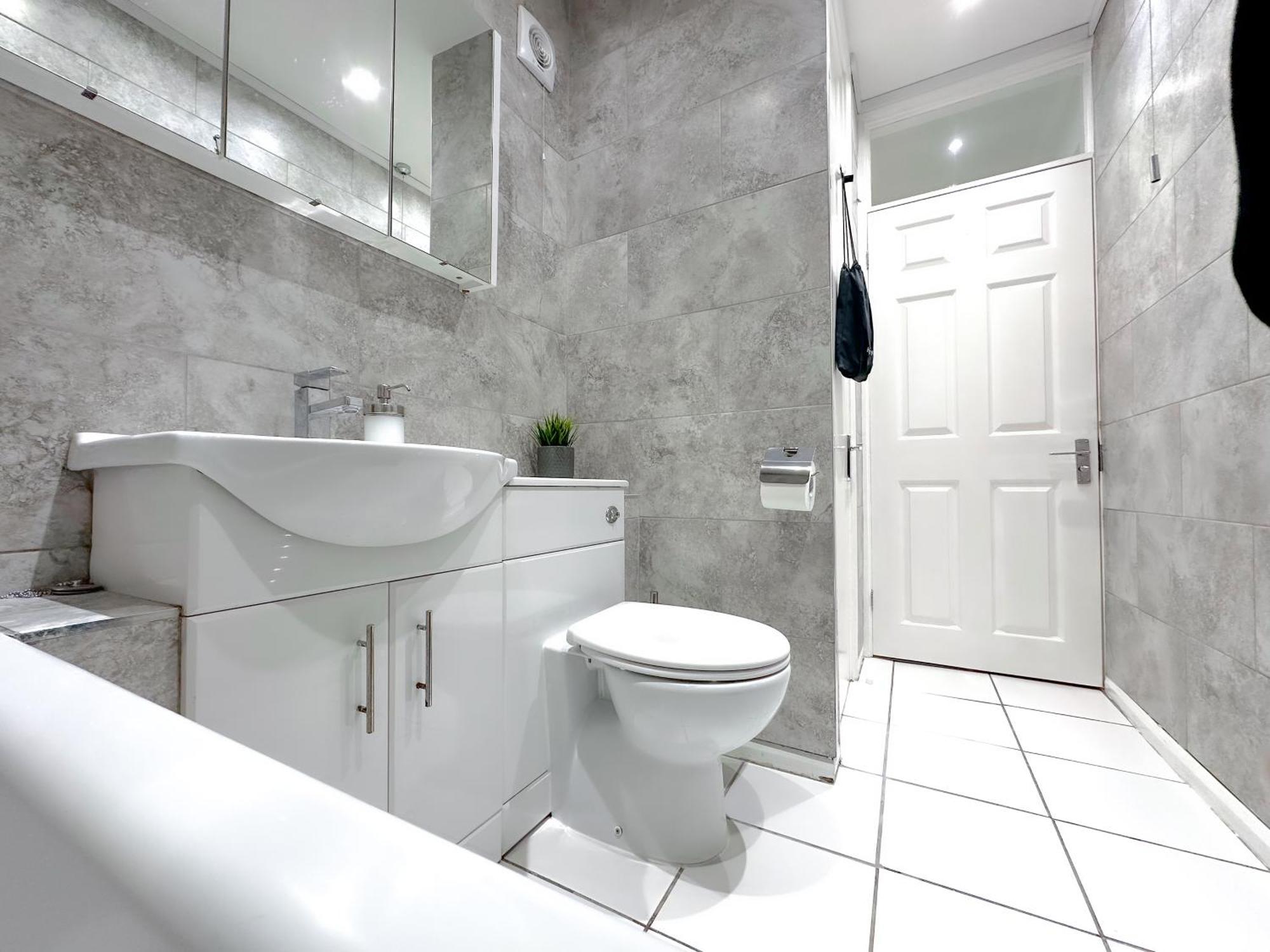 Contemporary And Cosy Apartment- Free Parking & Wi-fi Apartment Birmingham