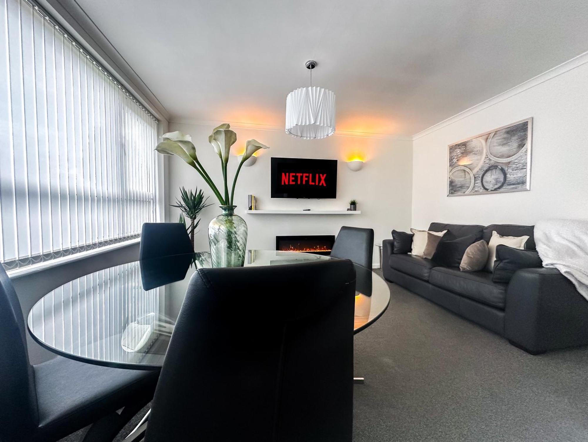 Contemporary And Cosy Apartment- Free Parking & Wi-fi