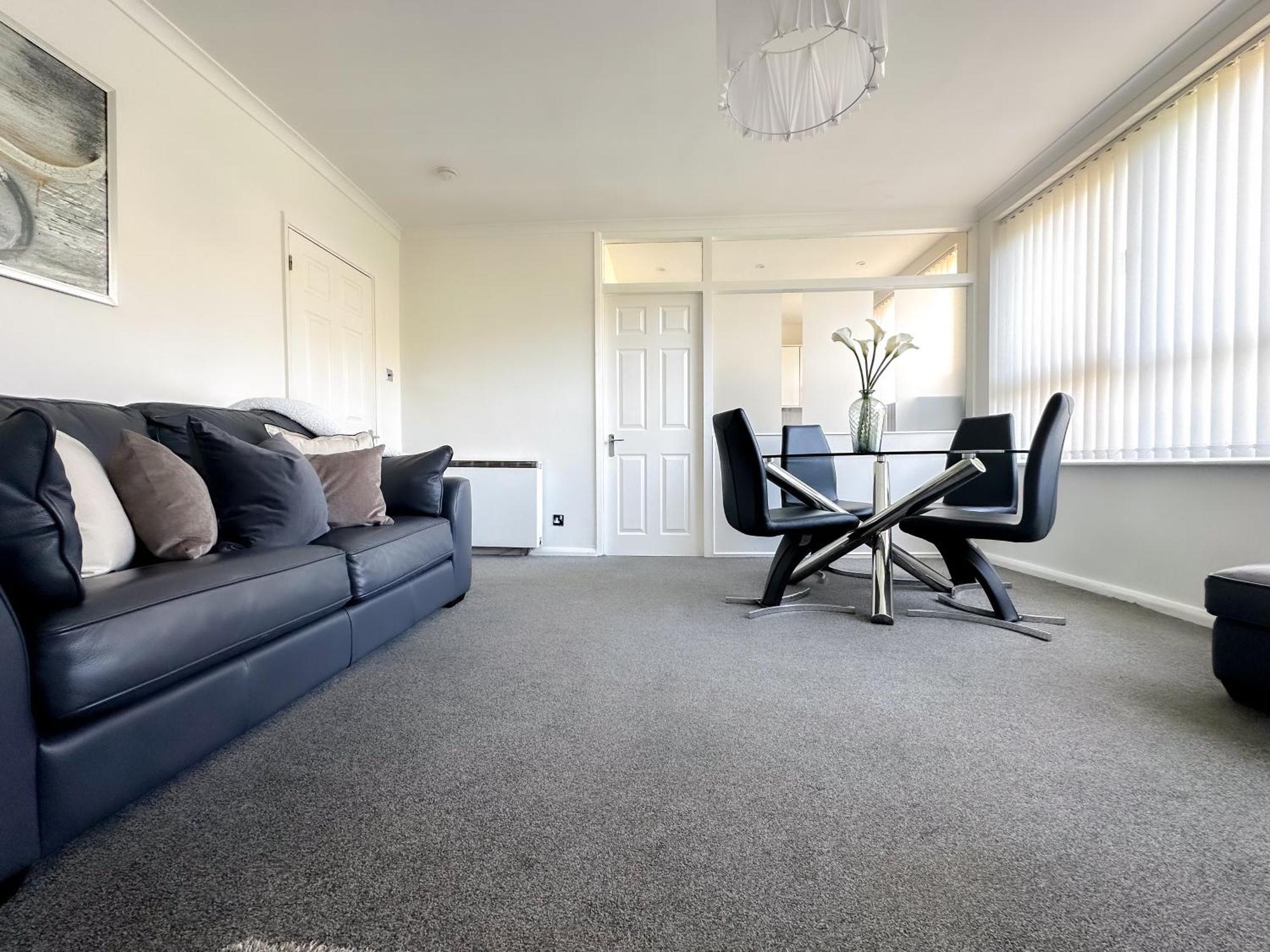 Contemporary And Cosy Apartment- Free Parking & Wi-fi Apartment *